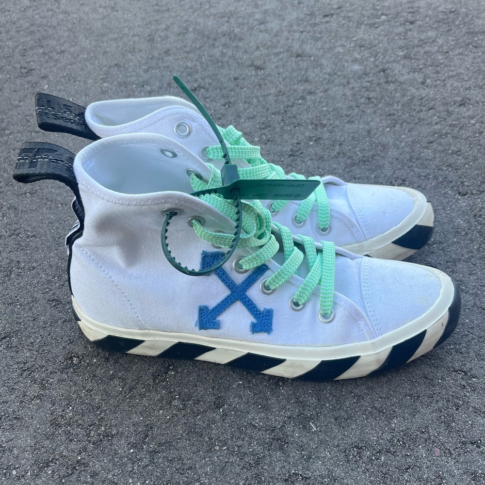 Off White High-Top Sneakers with Blue Arrow Accent